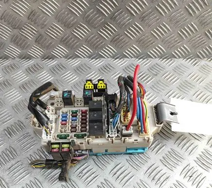 Mitsubishi Pajero Fuse module G8C527M 607280722