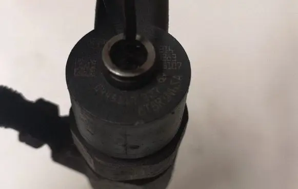 Opel Insignia A Fuel injector 0445110327