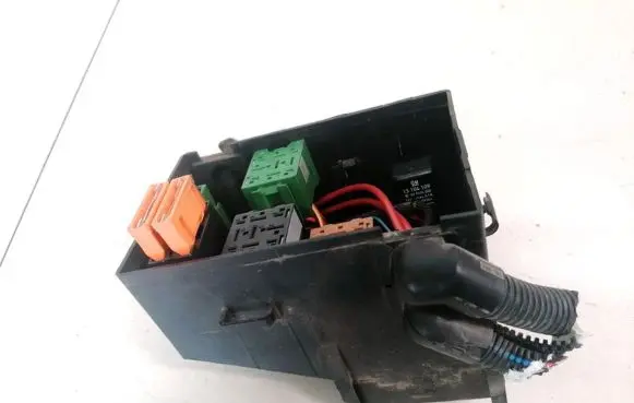 Opel Zafira A Fuse box set 90560119