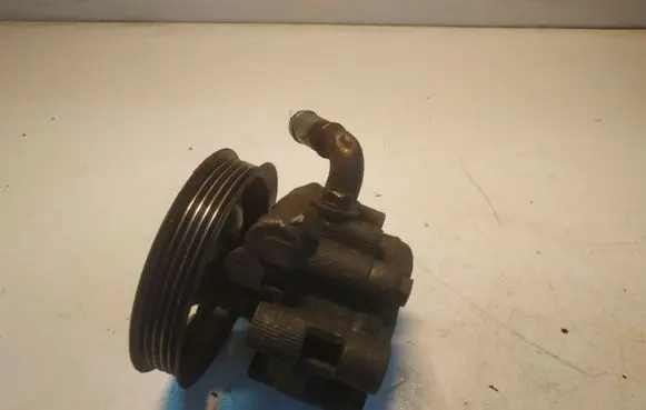 Toyota Avensis T250 Power steering pump U09