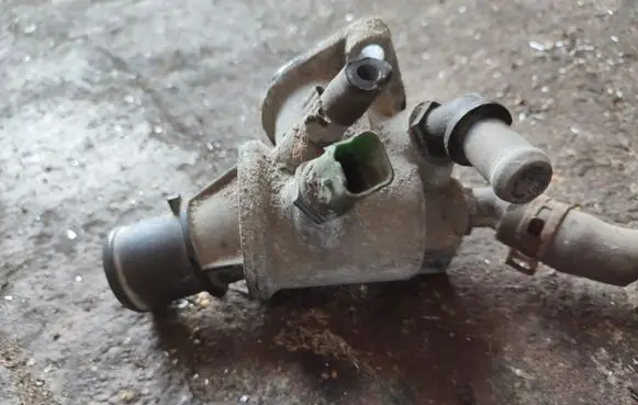 Opel Zafira B Thermostat housing 