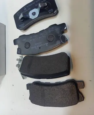 Mitsubishi Pajero Brake pads (front) MZ690346