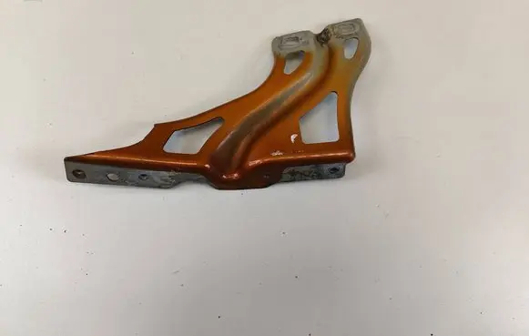 Audi Q3 8U Fender mounting bracket 8U0821136