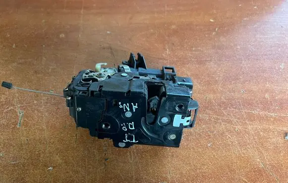 Audi TT Mk1 Front door lock 8N2837015B