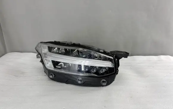 Volvo XC90 Headlight/headlamp 31655708