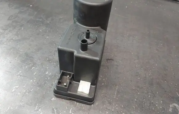 Audi A4 S4 B5 8D Central locking vacuum pump 4A0862257A