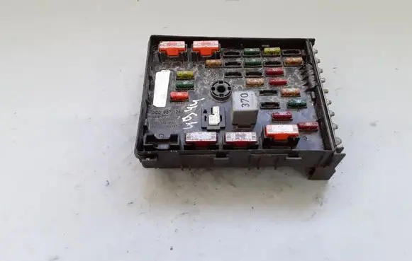 Volkswagen PASSAT B7 Fuse module 3C0937125 63592777