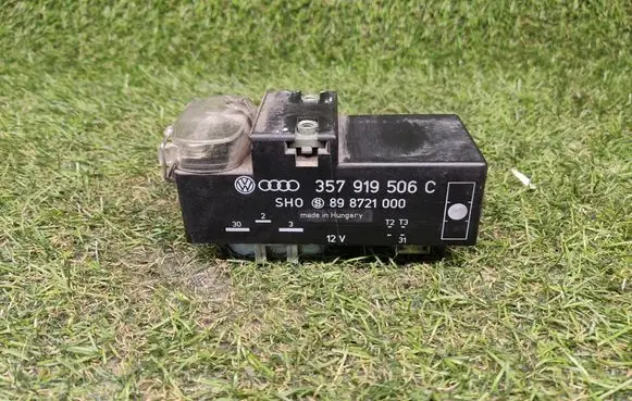Volkswagen Golf III Coolant fan relay 357919506C 898721000
