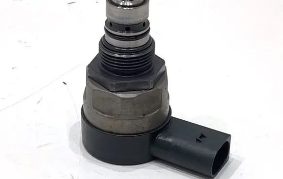 BMW 5 G30 G31 G38 Fuel pressure regulator 0281006886