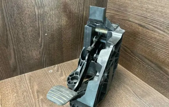 Opel Vivaro Brake pedal 465010176R 93868407
