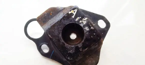 Toyota Prius (XW20) Engine mounting bracket