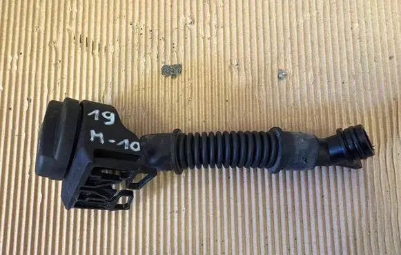 Mercedes-Benz B W245 Oil fill pipe A6400100369
