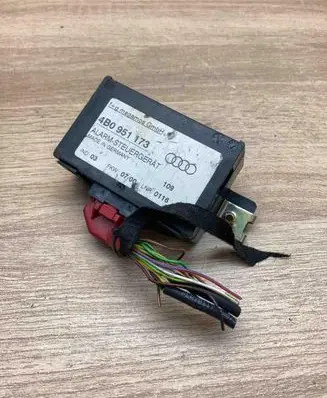 Audi A3 S3 8L Alarm control unit/module 4B0951173 748010101