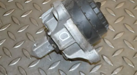 BMW 5 F10 F11 Engine mount bracket 6858976
