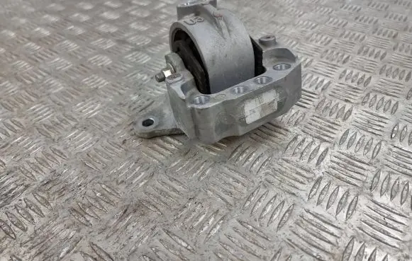 Toyota RAV 4 (XA50) Engine mount bracket