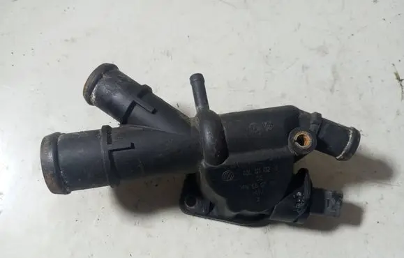 Volkswagen PASSAT B6 Engine coolant pipe/hose 03L121132Q