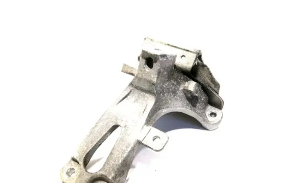Engine mounting bracket