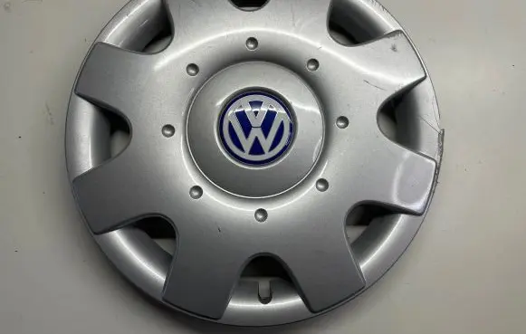 Volkswagen Golf IV R16 wheel hub/cap/trim 1C0601147B 1C0601147F