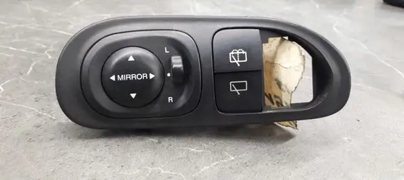 Hyundai Lantra II Wing mirror switch 93776-29000