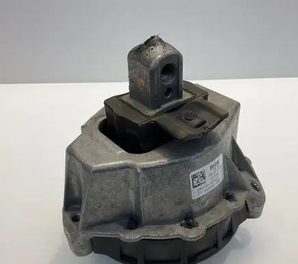 Engine mount bracket