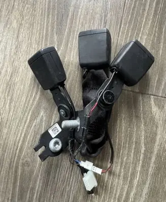 BMW 2 F44 Middle seatbelt buckle (rear) 745628406 745628506