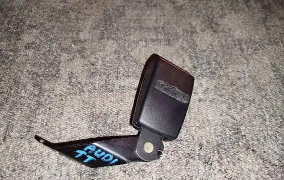 Audi TT Mk1 Rear seatbelt buckle 8N8857739 8N885773901C