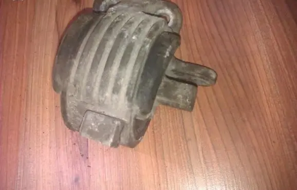 Ford Courier Engine mount bracket 96fb7m121bh