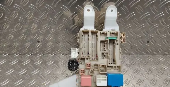 Toyota Verso Fuse module 827300F051