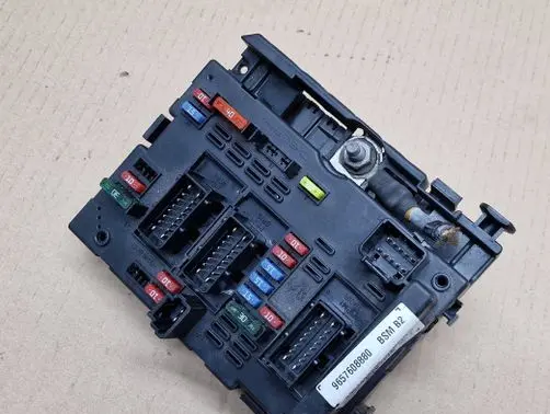 Peugeot 206 Fuse module 9657608880