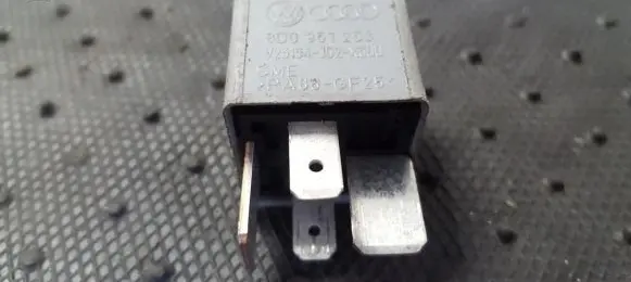 Volkswagen PASSAT B5 Other relay 8D0951253 V23134-J52-X300
