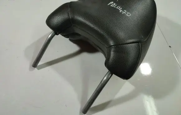 Volvo S60 Front seat headrest 