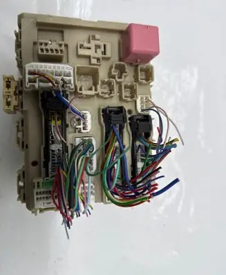 Toyota Avensis T270 Fuse module 8273005J90 480416E18