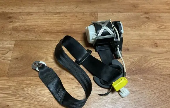 Volkswagen PASSAT B6 Front seatbelt 33042932H
