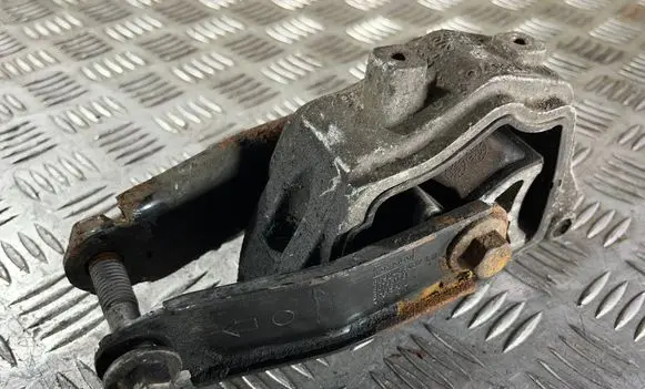 Volvo XC70 Engine mount bracket 30748173