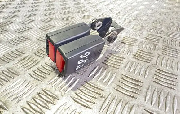 Middle seatbelt buckle (rear)