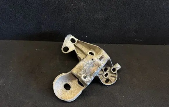 Volkswagen PASSAT B5.5 Engine mounting bracket 4B0199352A