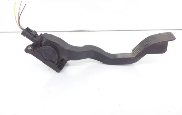 Accelerator throttle pedal