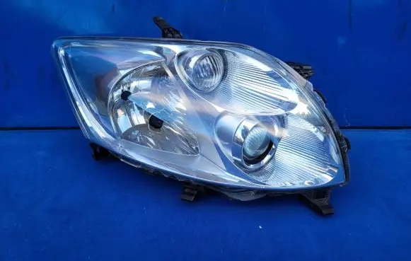 Toyota Auris 150 Headlight/headlamp 8111002490