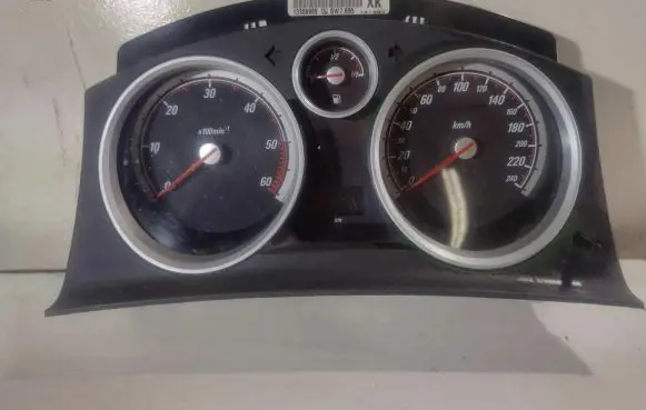 Opel Zafira B Speedometer (instrument cluster) 13308989