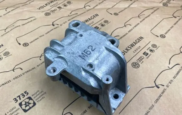 Volkswagen Caddy Engine mount bracket 1K0199262L