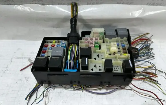 Ford Focus Fuse module av6t14a067ac