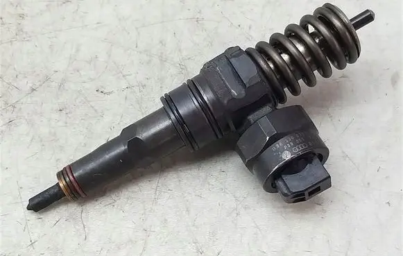Volkswagen PASSAT B5 Fuel injector 038130073F