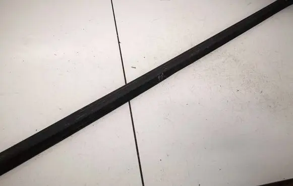 Volkswagen PASSAT B6 Front door glass trim molding