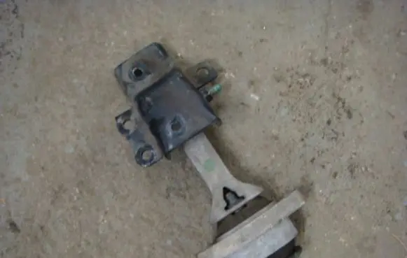 KIA Rio Engine mount bracket