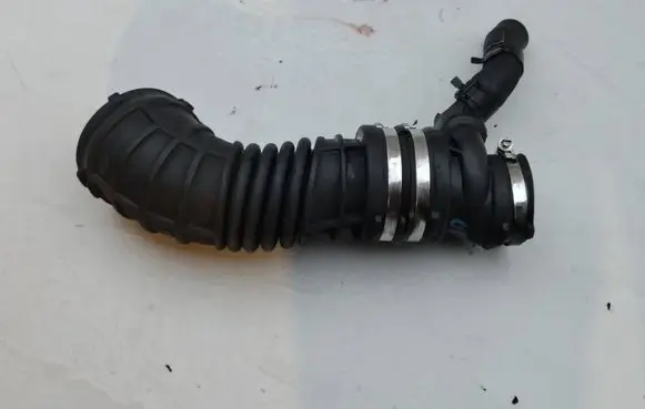 Chevrolet Orlando Air intake hose/pipe 13350727