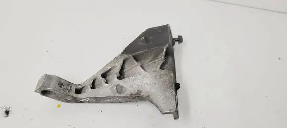 Engine mounting bracket