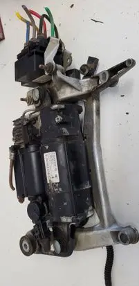Volkswagen Touareg I Air suspension compressor/pump 7L0698007A 15100050192 134205