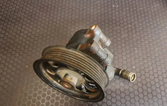 Ford Focus Power steering pump 3AB0903