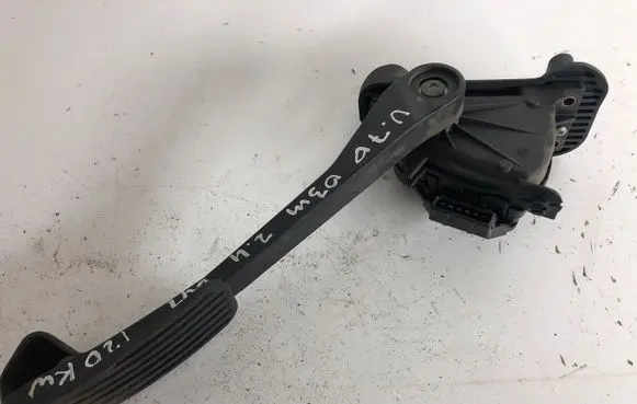 Volvo V70 Accelerator throttle pedal 30636004