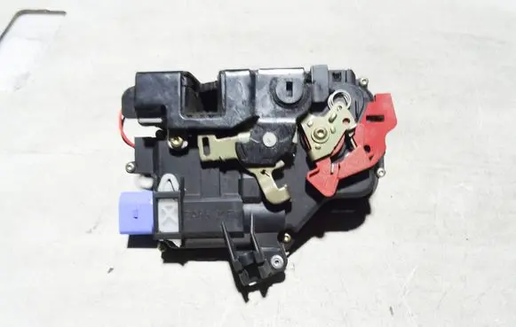 Volkswagen Golf V Rear door lock 7L0839015